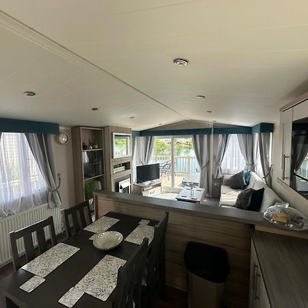 Lakeside Retreat 3 With Hot Tub, Private Fishing Peg Situated At Tattershall Lakes Country Park Exteriör bild