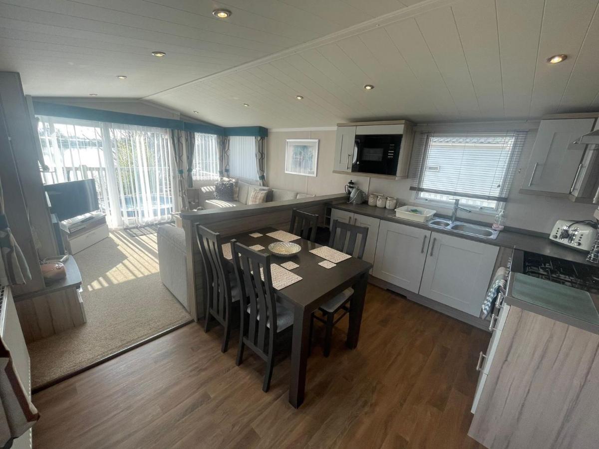 Lakeside Retreat 3 With Hot Tub, Private Fishing Peg Situated At Tattershall Lakes Country Park Exteriör bild
