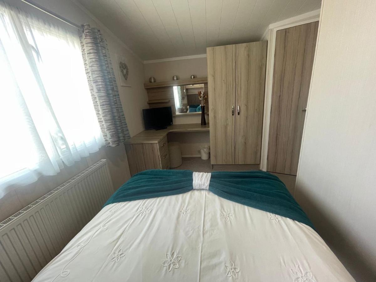 Lakeside Retreat 3 With Hot Tub, Private Fishing Peg Situated At Tattershall Lakes Country Park Exteriör bild