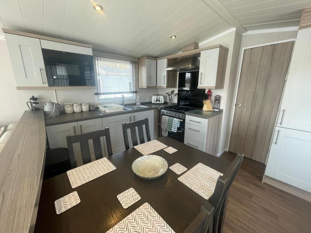 Lakeside Retreat 3 With Hot Tub, Private Fishing Peg Situated At Tattershall Lakes Country Park Exteriör bild