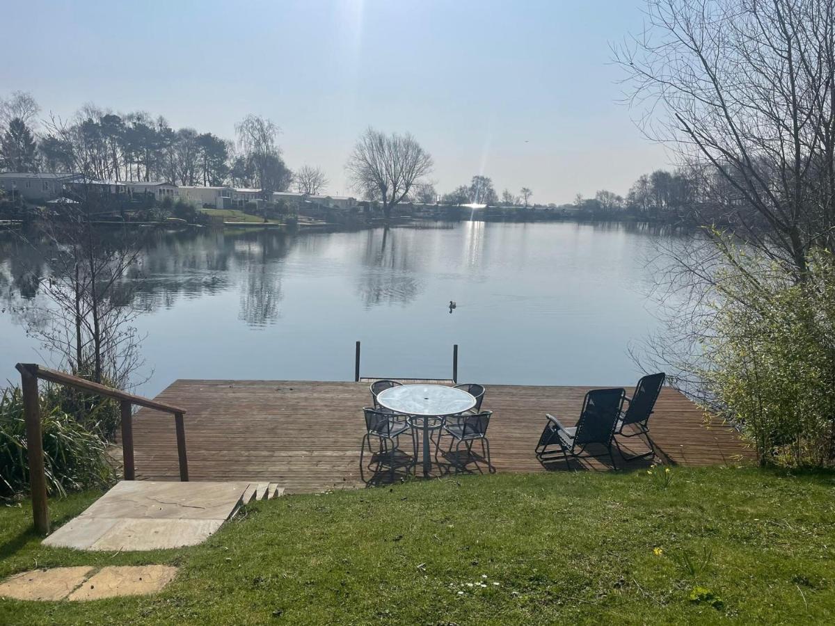 Lakeside Retreat 3 With Hot Tub, Private Fishing Peg Situated At Tattershall Lakes Country Park Exteriör bild