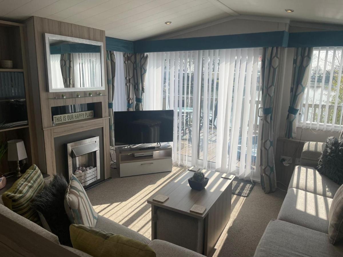 Lakeside Retreat 3 With Hot Tub, Private Fishing Peg Situated At Tattershall Lakes Country Park Exteriör bild