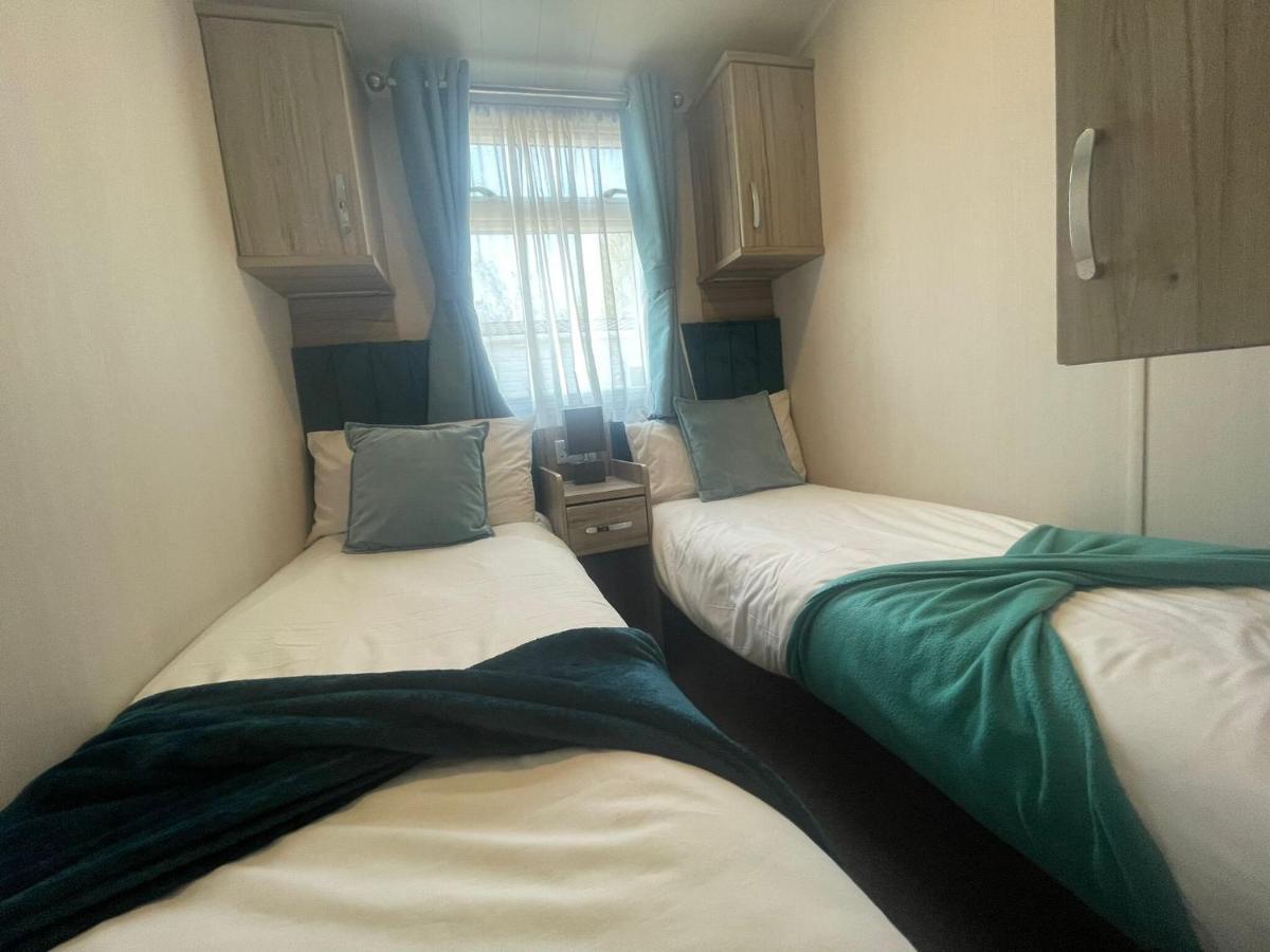 Lakeside Retreat 3 With Hot Tub, Private Fishing Peg Situated At Tattershall Lakes Country Park Exteriör bild