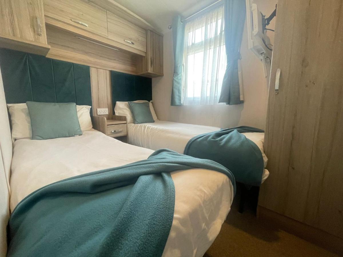 Lakeside Retreat 3 With Hot Tub, Private Fishing Peg Situated At Tattershall Lakes Country Park Exteriör bild