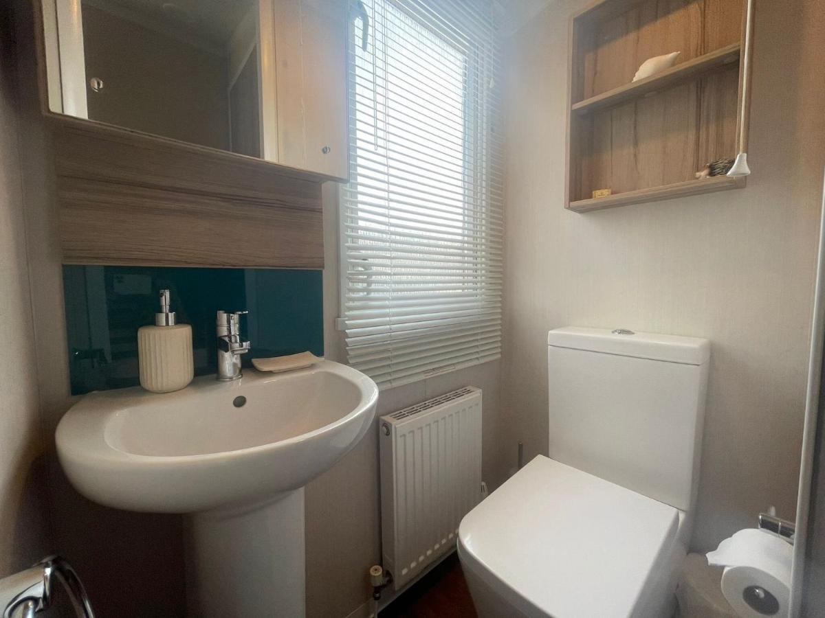 Lakeside Retreat 3 With Hot Tub, Private Fishing Peg Situated At Tattershall Lakes Country Park Exteriör bild