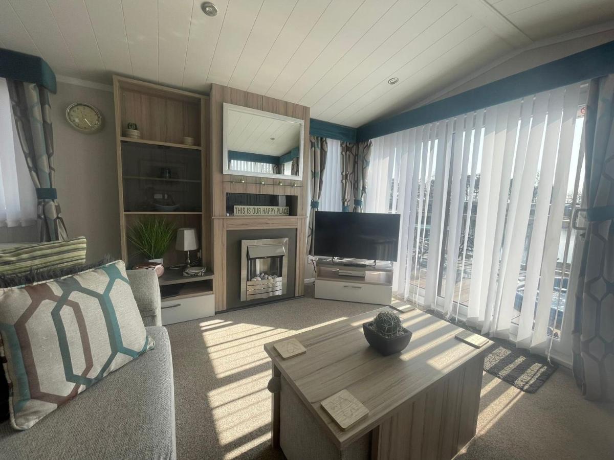 Lakeside Retreat 3 With Hot Tub, Private Fishing Peg Situated At Tattershall Lakes Country Park Exteriör bild