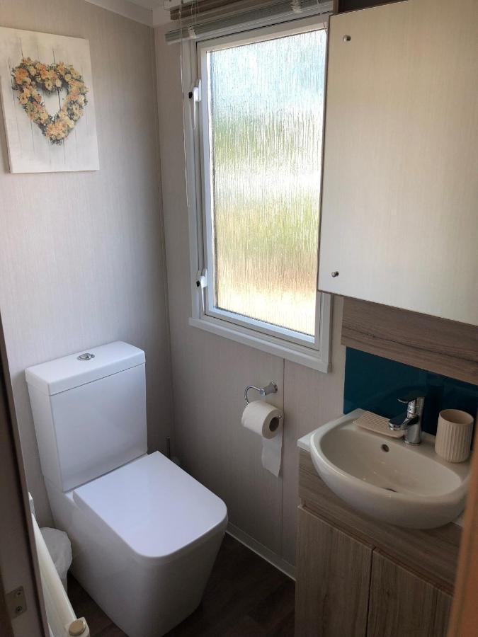 Lakeside Retreat 3 With Hot Tub, Private Fishing Peg Situated At Tattershall Lakes Country Park Exteriör bild