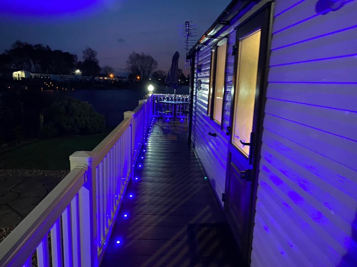 Lakeside Retreat 3 With Hot Tub, Private Fishing Peg Situated At Tattershall Lakes Country Park Exteriör bild