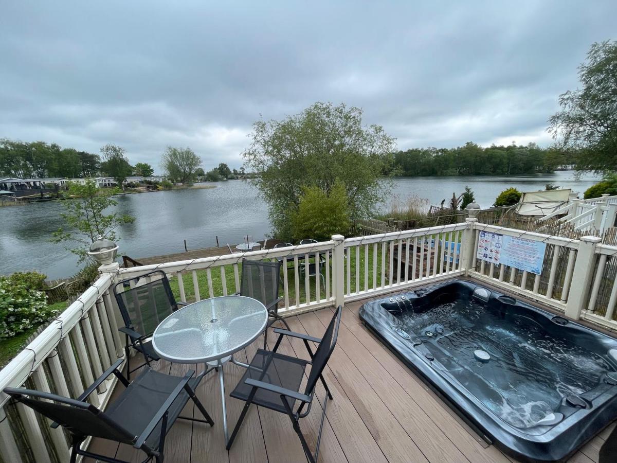 Lakeside Retreat 3 With Hot Tub, Private Fishing Peg Situated At Tattershall Lakes Country Park Exteriör bild