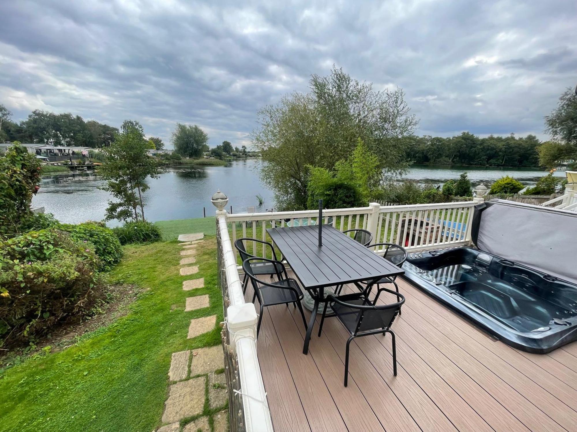 Lakeside Retreat 3 With Hot Tub, Private Fishing Peg Situated At Tattershall Lakes Country Park Exteriör bild