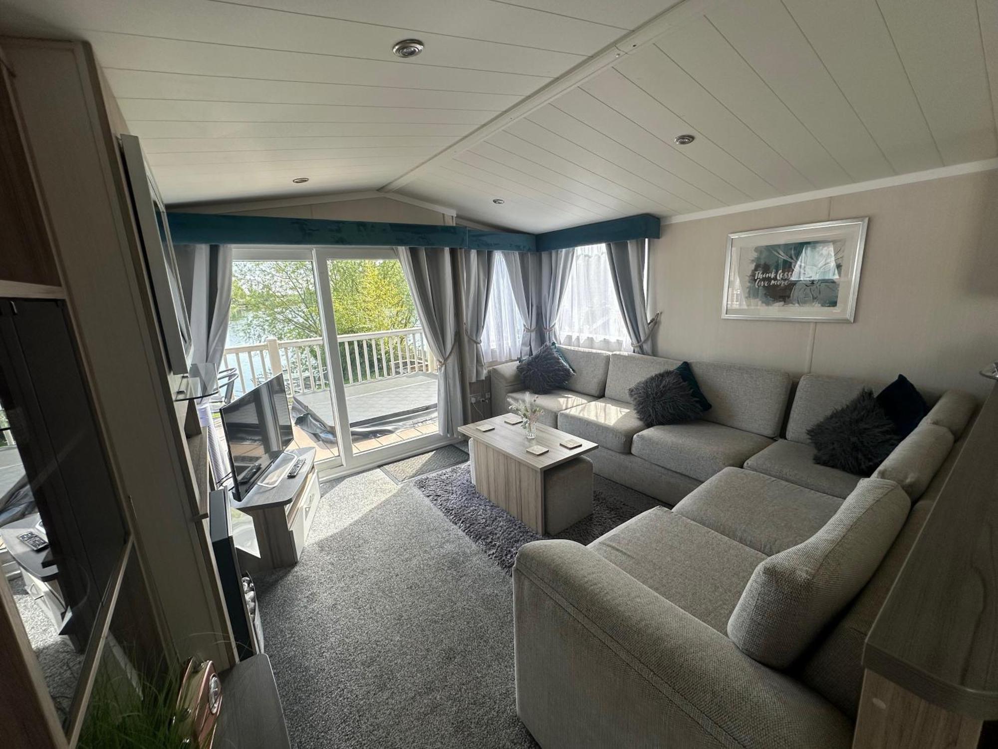 Lakeside Retreat 3 With Hot Tub, Private Fishing Peg Situated At Tattershall Lakes Country Park Exteriör bild